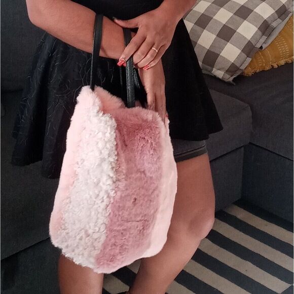 Fluffy soft Purse - Picture 2 of 10
